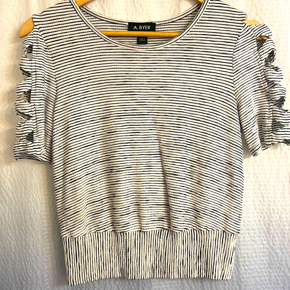 🖤EUC, Amy-Byer STRIPED cold-shouldered top, & Size-SM🖤